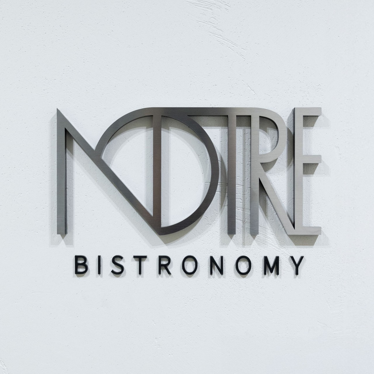 로고 벽 · 가게 이름 아래에 BISTRONOMY라고 적었다. 스스로를 비스트로노미로 부른다. ⓒNOTRE