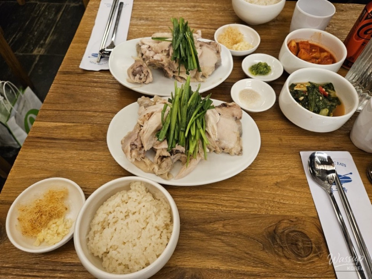 삼계백반 두 사람 상 · 국물과 닭, 밥을 각각 다른 그릇에 담아 낸다. ⓒWassup Korea