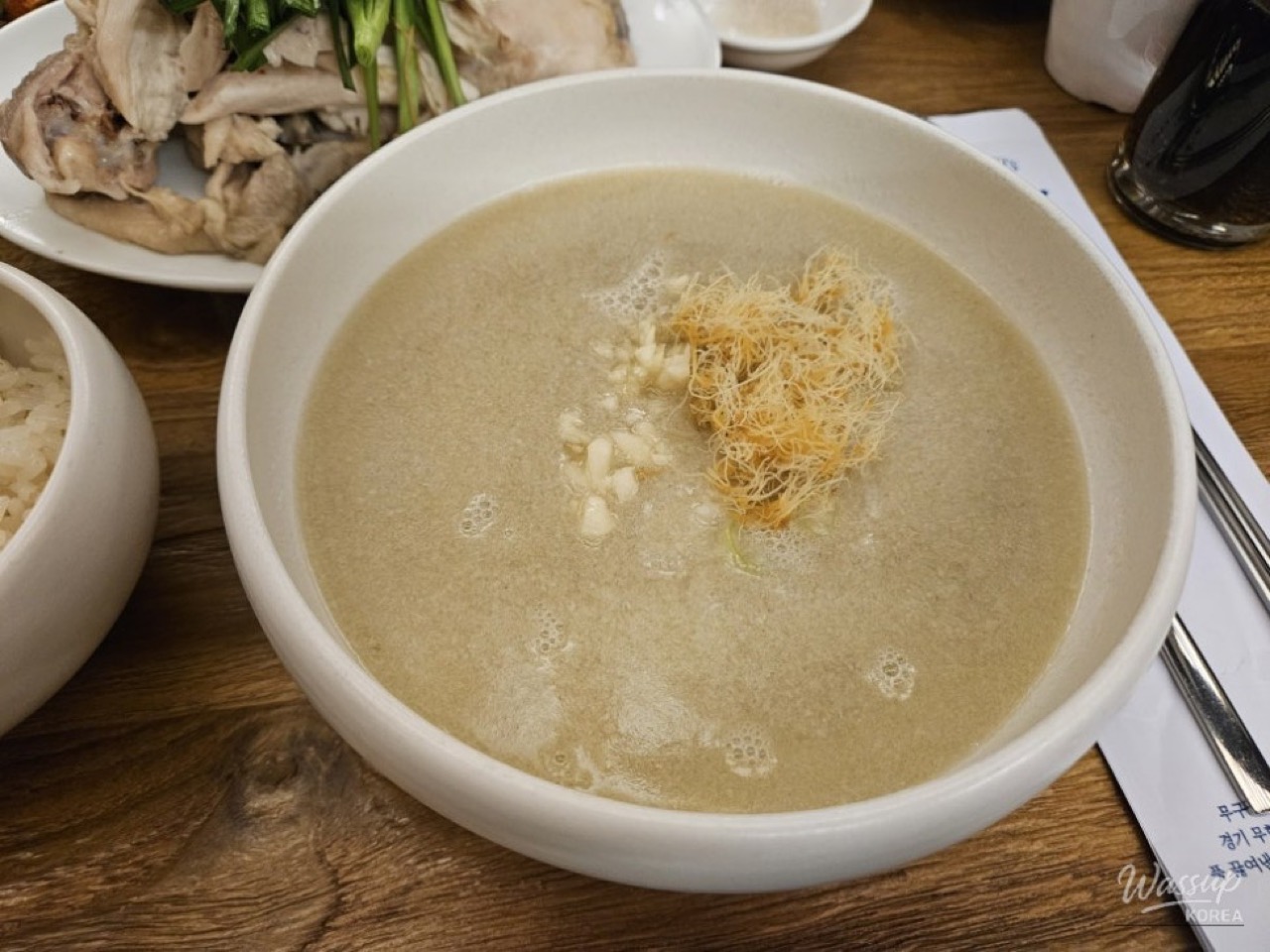 사발에 따로 담은 국물 · 배양근과 다진 마늘을 올렸다. 뚝배기로 끓여 내지 않는다. ⓒWassup Korea