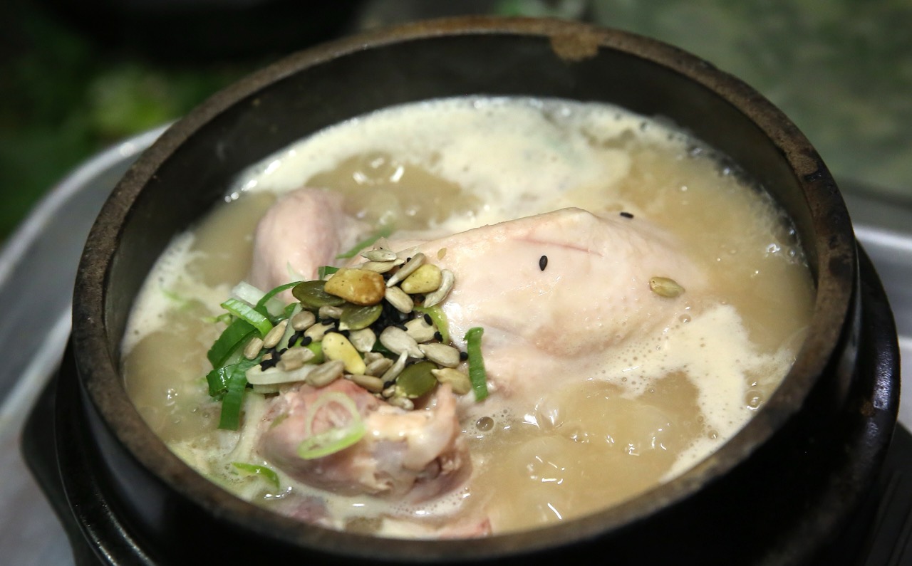 뚝배기에 통째로 담는 삼계탕 · 토속촌의 삼계탕. 뚝배기 하나에 닭 한 마리를 통째로 담아 낸다. ⓒRepublic of Korea (Korea.net) · CC BY-SA 2.0
