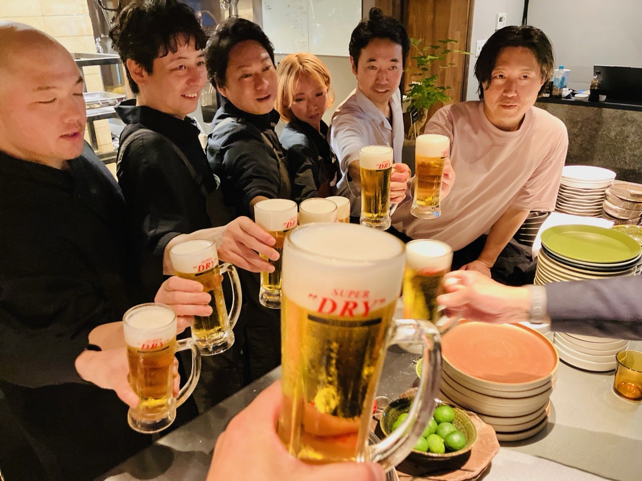 개업 무렵의 건배 · Forstar 가게 가운데 처음으로 아사히 맥주를 들였다. ⓒFDN フードリンクニュース