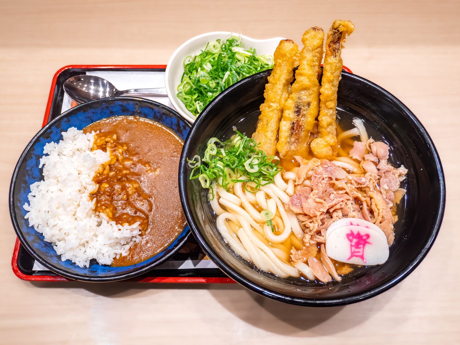かしわごぼ天うどんとミニカレー · かしわうどんにごぼ天3本をのせ、小さなカレーを添えたお盆。ⓒくろふね · CC BY 4.0