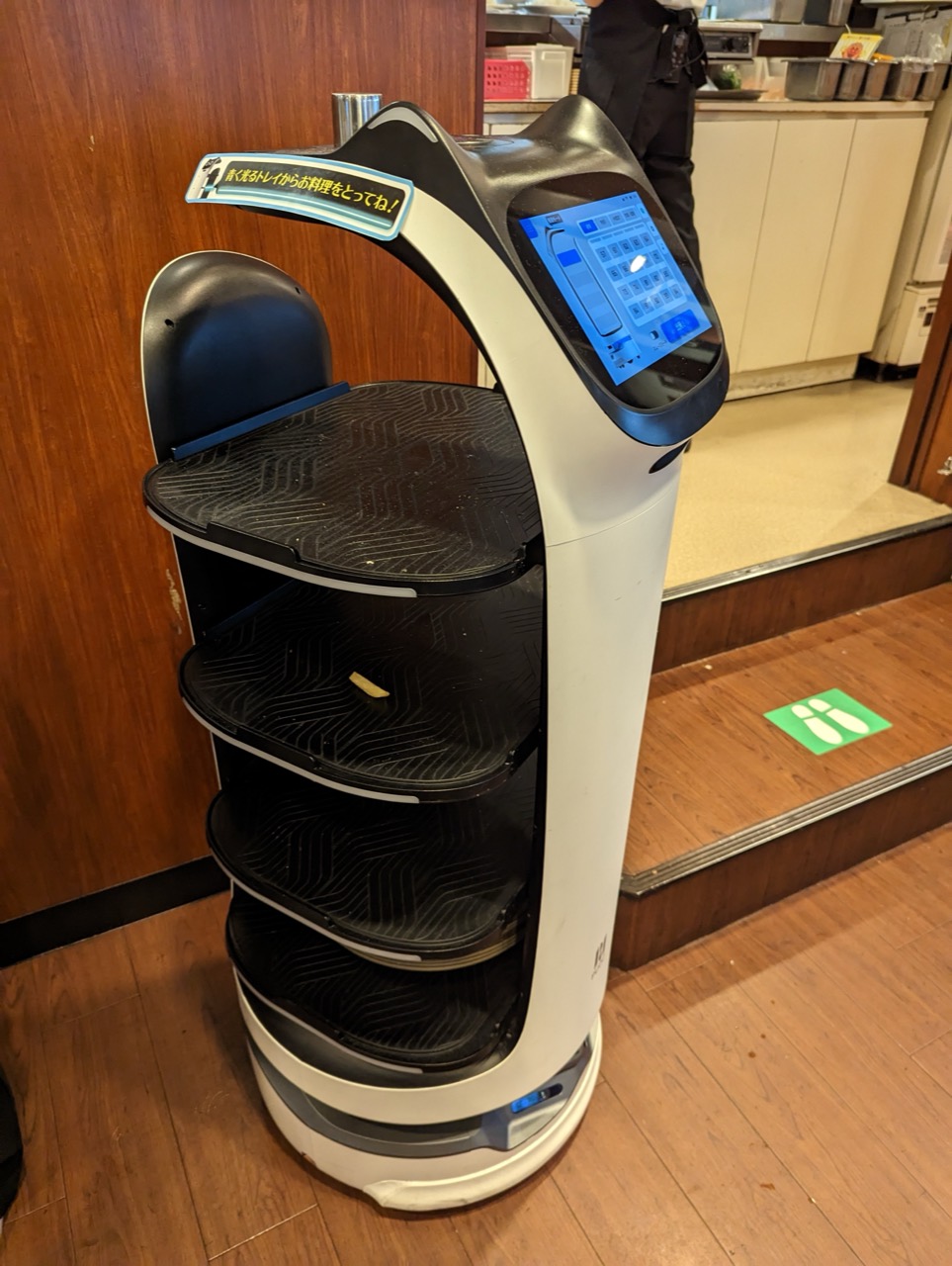 ガストの配膳ロボット · 4段の棚に皿を載せてテーブルまで運ぶ。ⓒSyced · CC0
