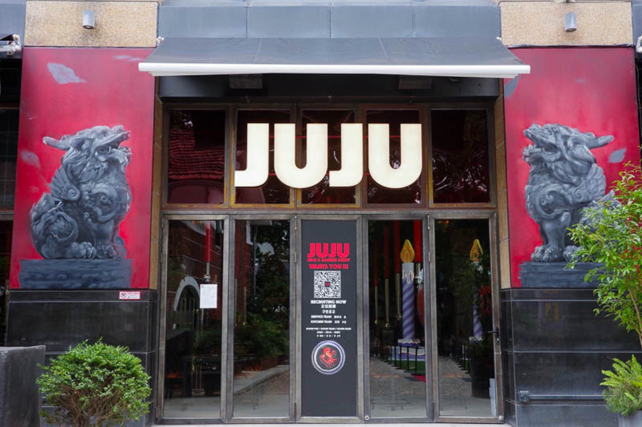위위안루 1107호 입구 · 양옆 붉은 벽에 수호 짐승 석상을 그렸다. 문에는 직원 모집 안내가 붙었다. ⓒRachel Gouk · Nomfluence