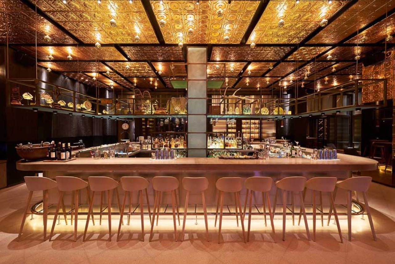 The Cannery 시절의 가운데 바 · 구리빛 천장 타일 아래 바 카운터가 홀 한복판을 차지했다. ⓒRachel Gouk · Nomfluence