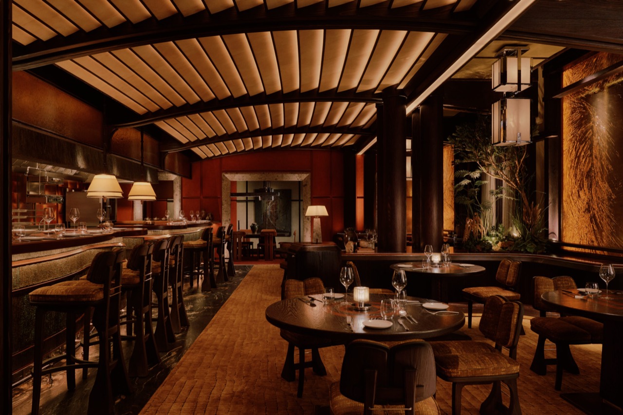 원탁을 놓은 홀 · 카운터 바를 왼쪽에 두고 안쪽으로 원탁이 이어진다. ⓒWilliam Jess Laird · Park Hyatt Paris-Vendôme