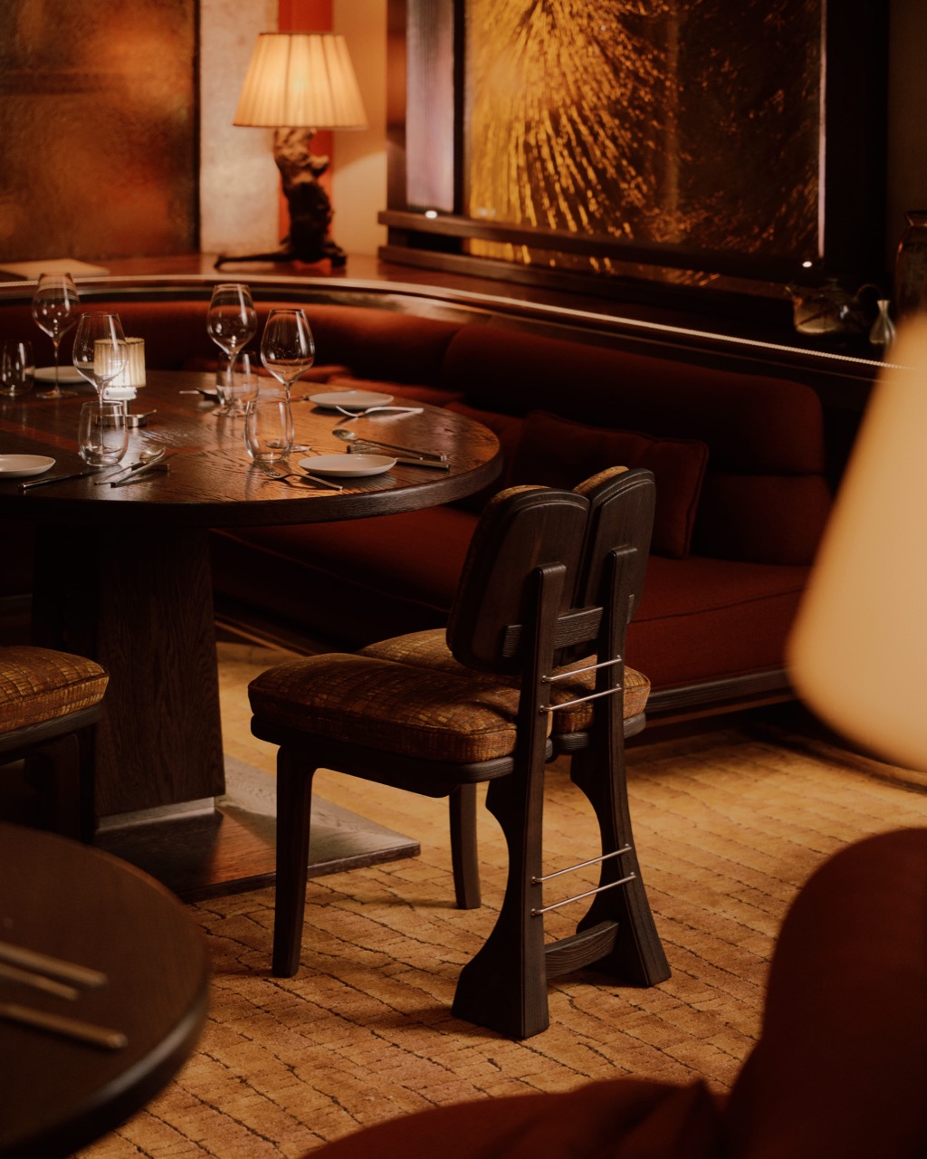 소파 자리 · 원탁마다 촛불과 스탠드가 불을 밝힌다. ⓒWilliam Jess Laird · Park Hyatt Paris-Vendôme