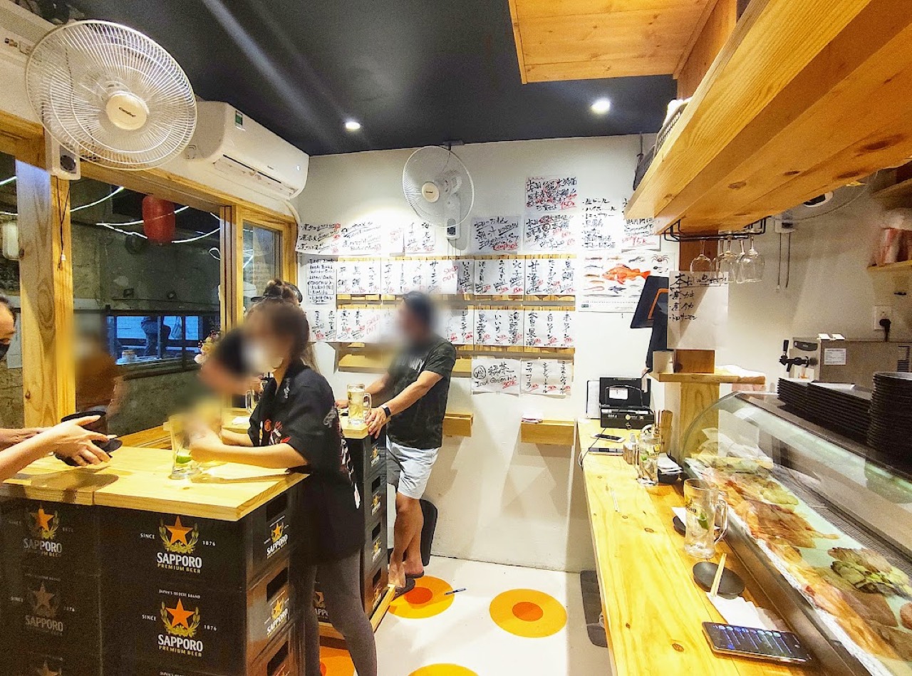 4평 입식 가게 안 · 맥주 상자를 쌓아 만든 테이블 받침. ⓒベトナムリアルガイド