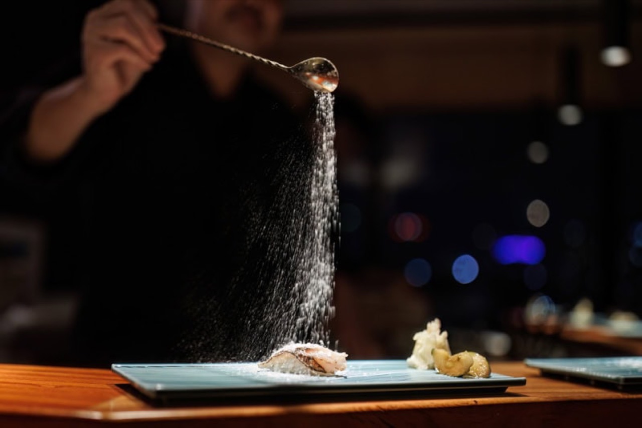 소금으로 간을 마무리하는 한 점 · 호찌민 오마카세에서도 간은 가게가 끝내서 낸다. ⓒSAUCEFISH