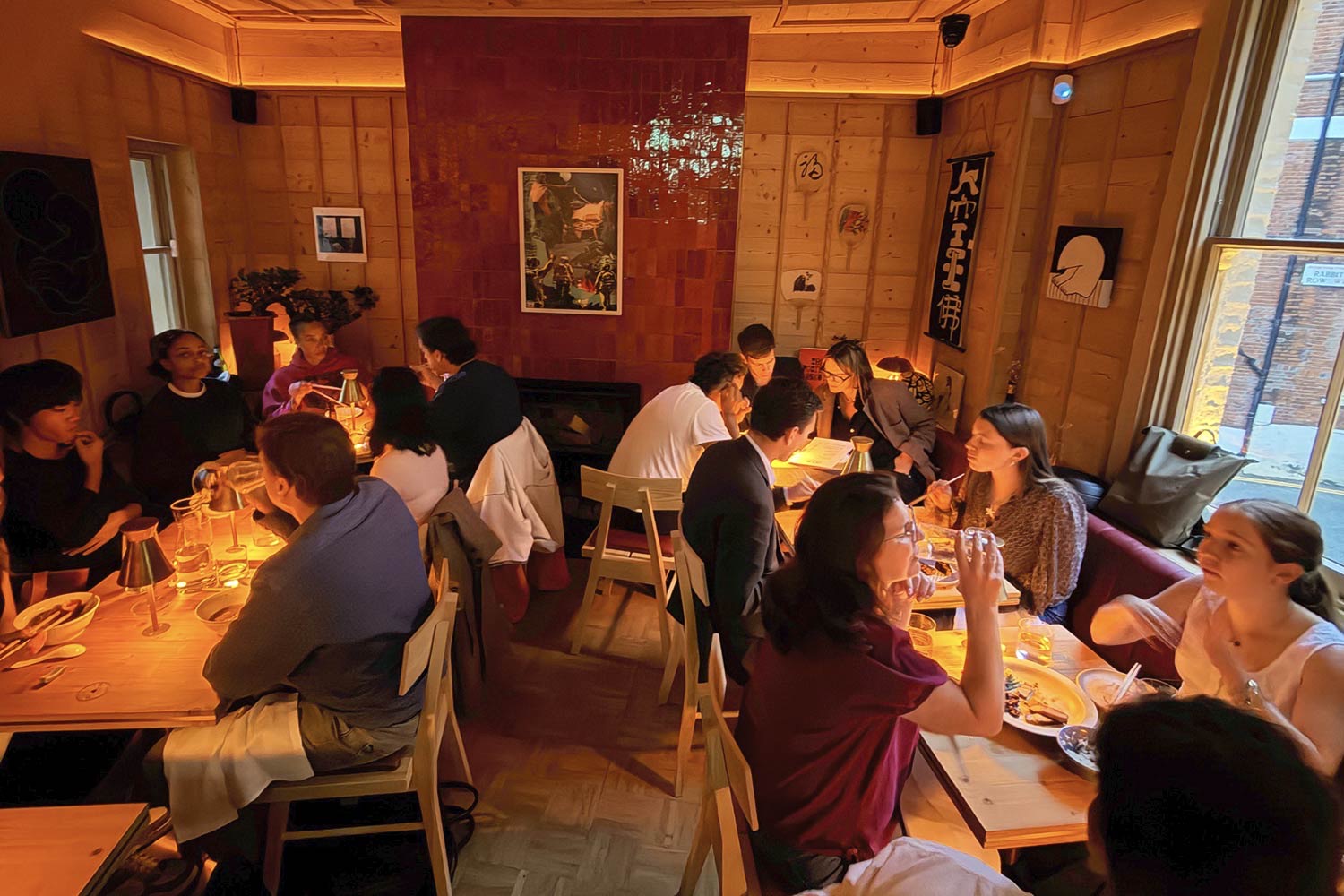 2층 25석 식당 · 붉은 타일 벽과 창가 가죽 벤치. ⓒHot Dinners