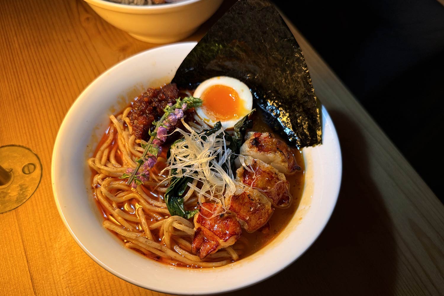 스코틀랜드산 랍스터 라멘 · 해산물 파이탄에 소브라사다를 풀었다. ⓒHot Dinners