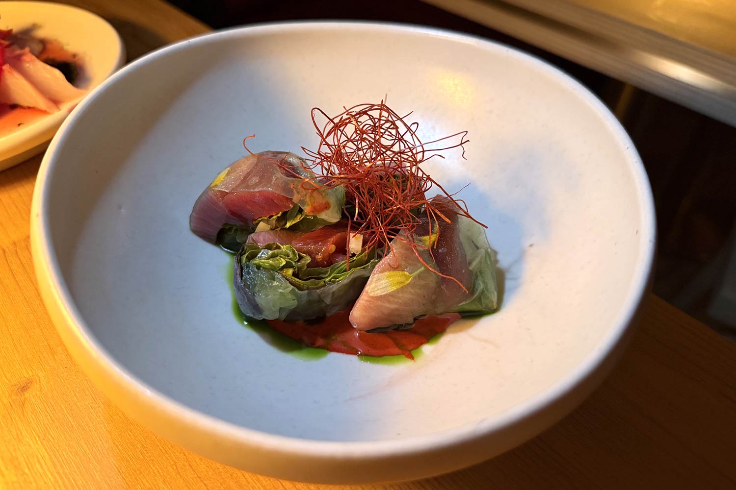 참치 여름 롤 · 블랙베리·히비스커스 소스. £11. ⓒHot Dinners