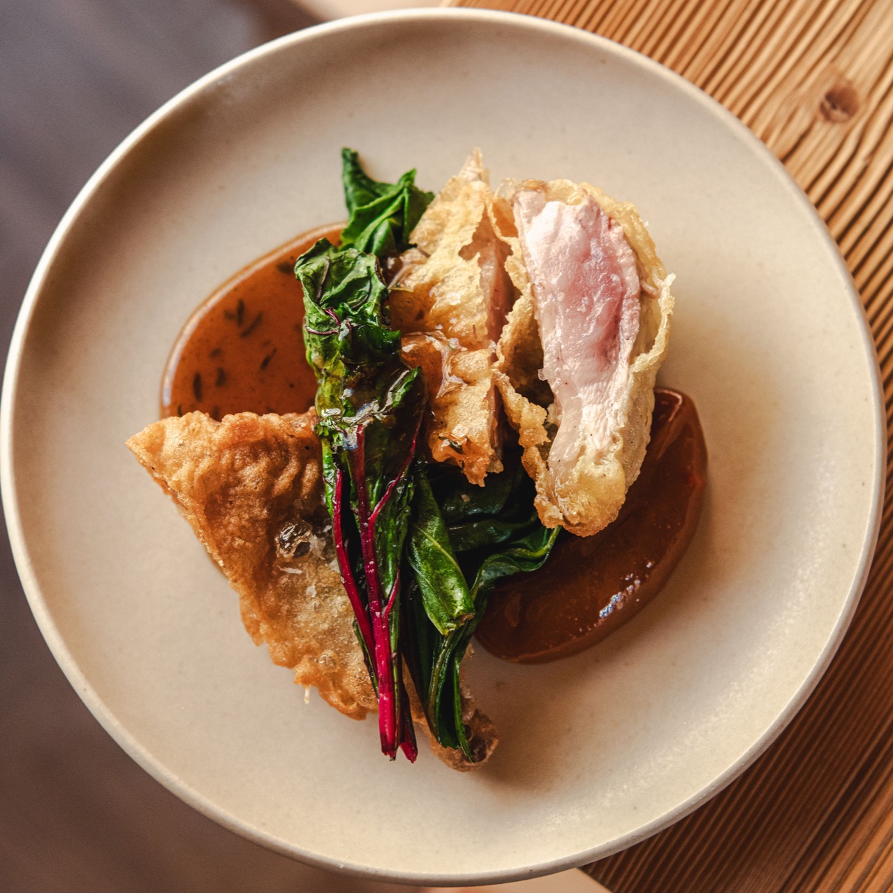 메추리 튀김과 살구 퓌레 · 2층 차림의 £14 접시. ⓒRestaurant Online(William Reed)