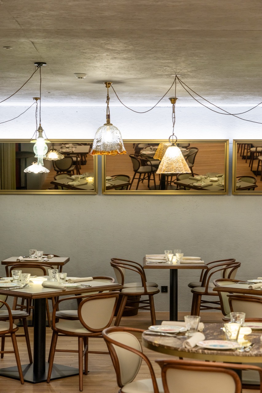 홀 · 천장에서 내려온 빈티지 조명과 2인 테이블. ⓒDucasse Paris