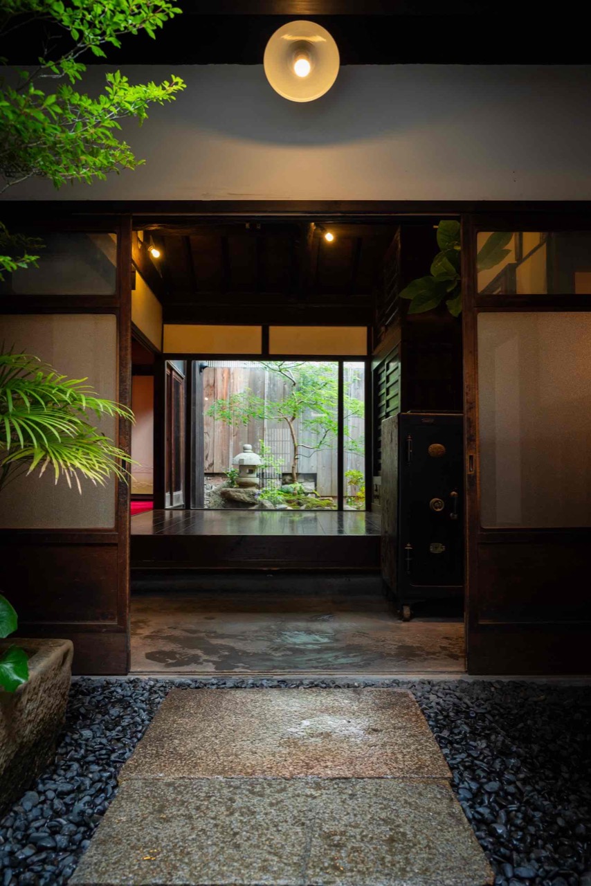Takatsuji courtyard · A stone passage leads in to an inner garden. ⓒ肉のひろ重 · newscast