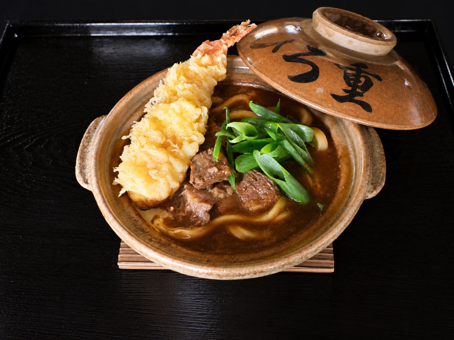 Jumbo shrimp tempura curry udon · 3,380 yen, served in its clay pot. ⓒ肉うどん ひろ重 · PR TIMES