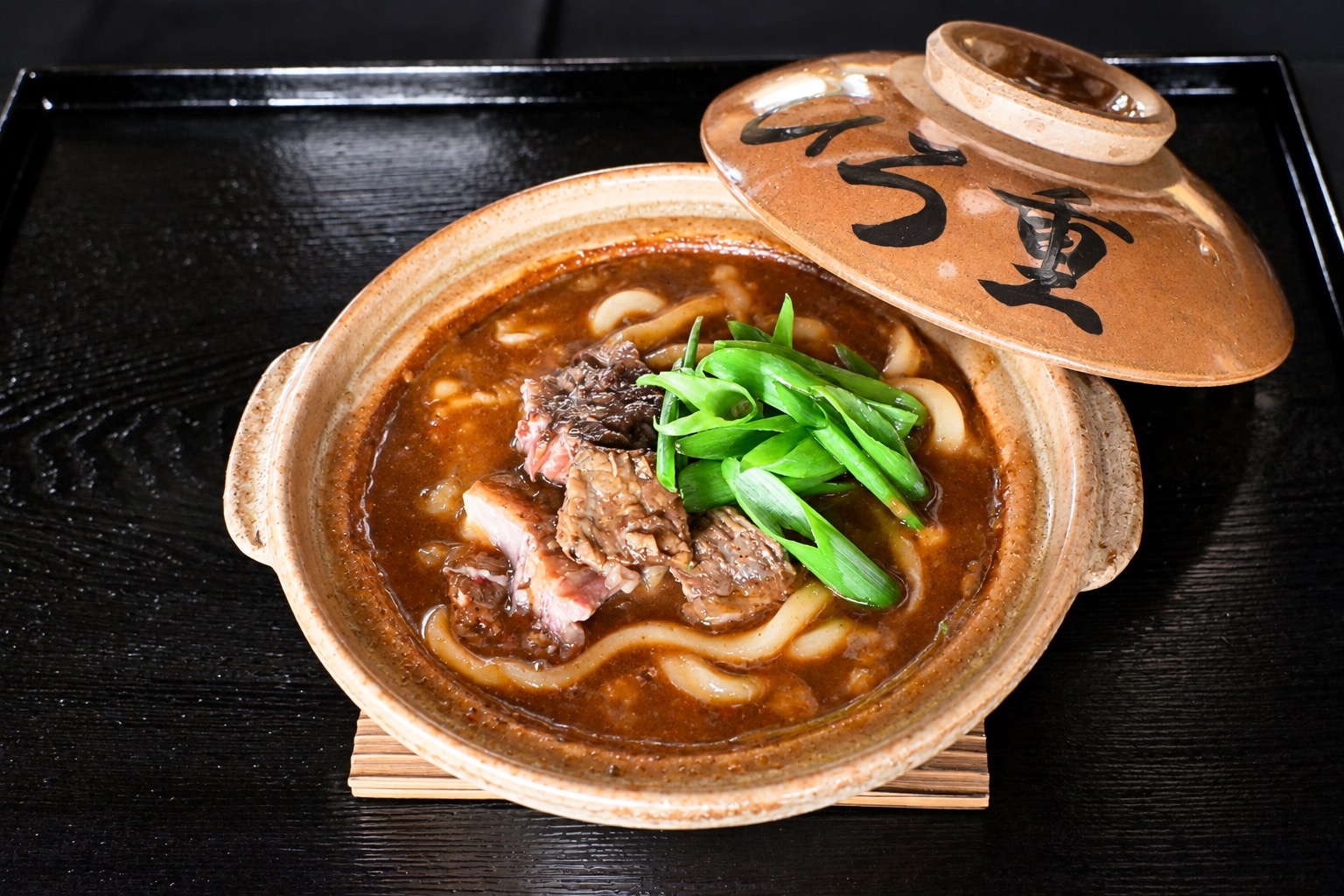Kujo negi curry udon · 2,480 yen, heaped with thick-cut Kyoto green onion. ⓒ肉うどん ひろ重 · PR TIMES