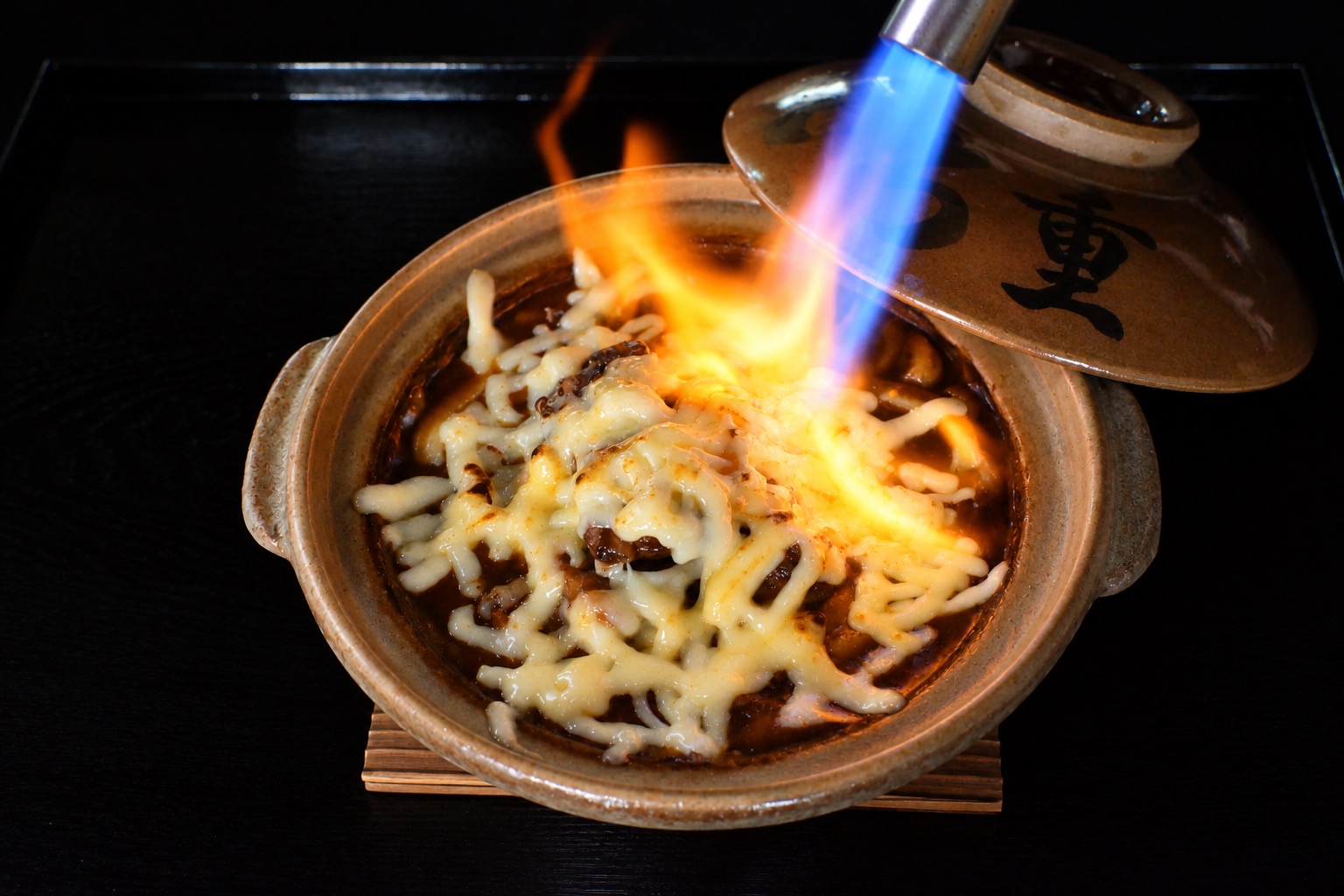 Seared cheese curry udon · 3,080 yen. A torch goes over the cheese. ⓒ肉うどん ひろ重 · PR TIMES