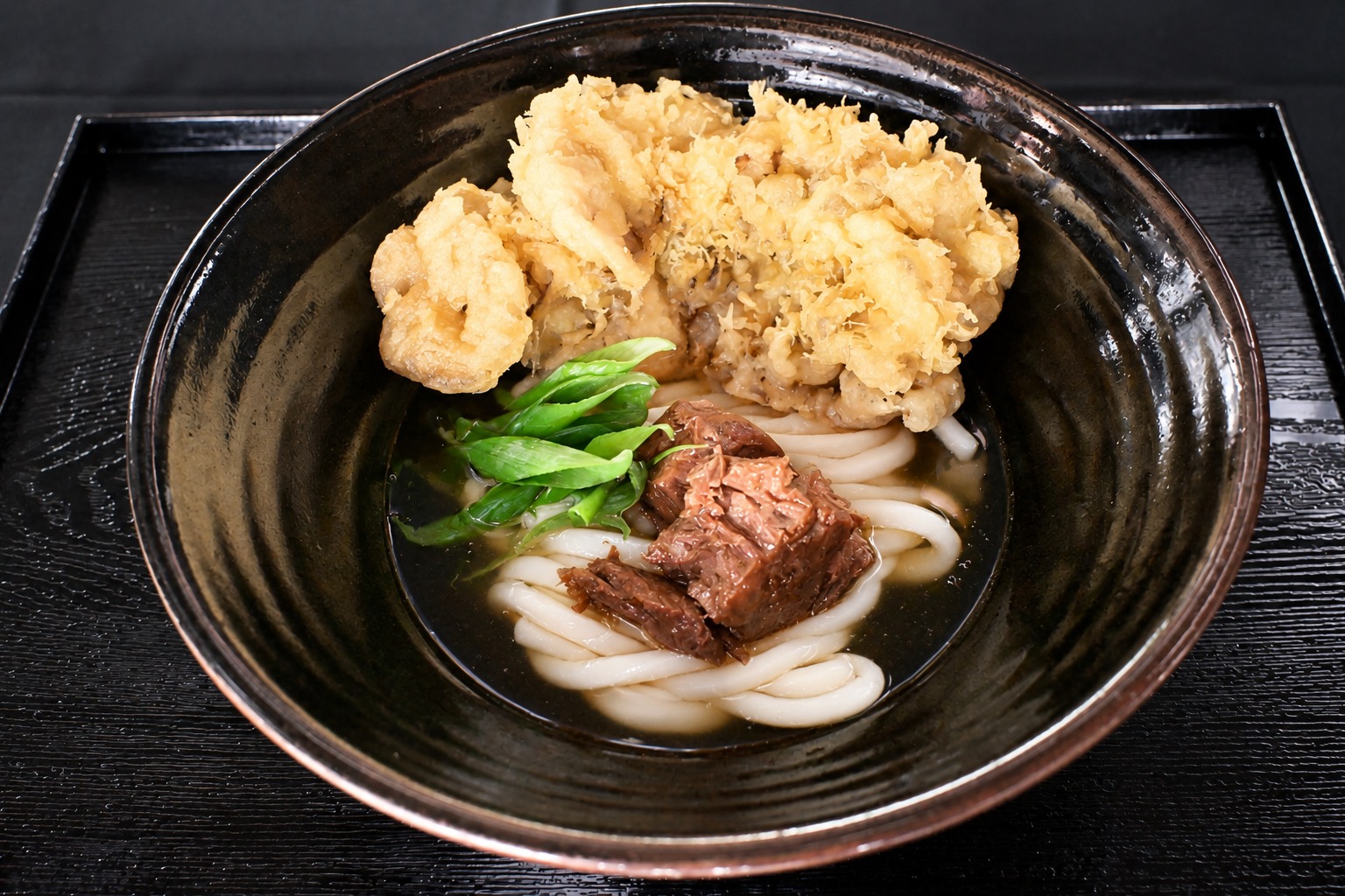 Jumbo maitake tempura udon · 2,780 yen, from the clear-broth side of the menu. ⓒ肉うどん ひろ重 · PR TIMES