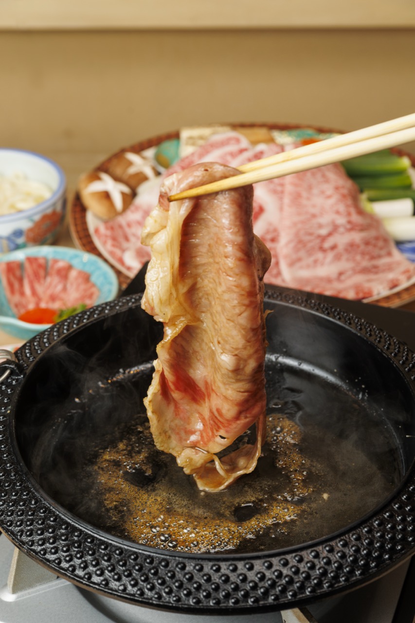 Wagyu at Takatsuji · The course opens with beef cooked in the pot and closes with udon. ⓒ肉のひろ重 · newscast