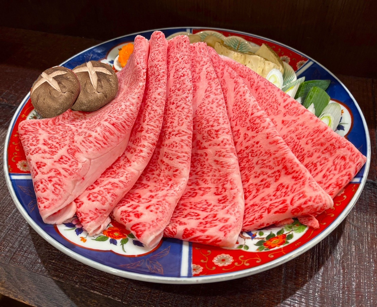 A5 wagyu for sukiyaki · The beef served at Takatsuji. The udon shop braises it instead of slicing it thin. ⓒ肉のひろ重 · newscast