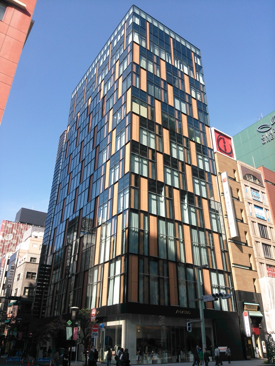 FUKUHARA GINZA · 긴자 7초메 8-10. 2011년 준공, 지상 11층. 1864.는 이 건물 지하 1층에 있다. ⓒ妖精書士 · Wikimedia Commons (CC BY-SA 4.0)