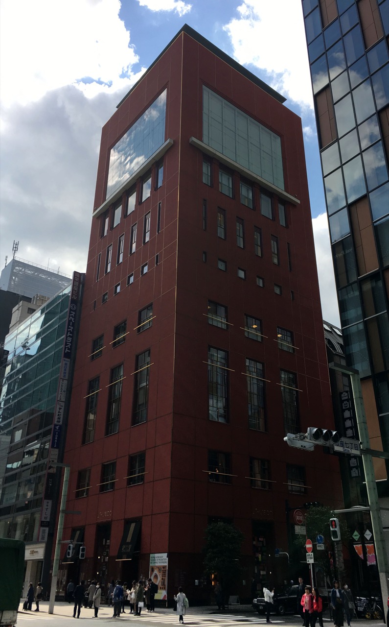 도쿄 긴자 시세이도 빌딩 · 시세이도 파라가 들어 있는 건물. ⓒ毒島みるく · Wikimedia Commons (CC0)