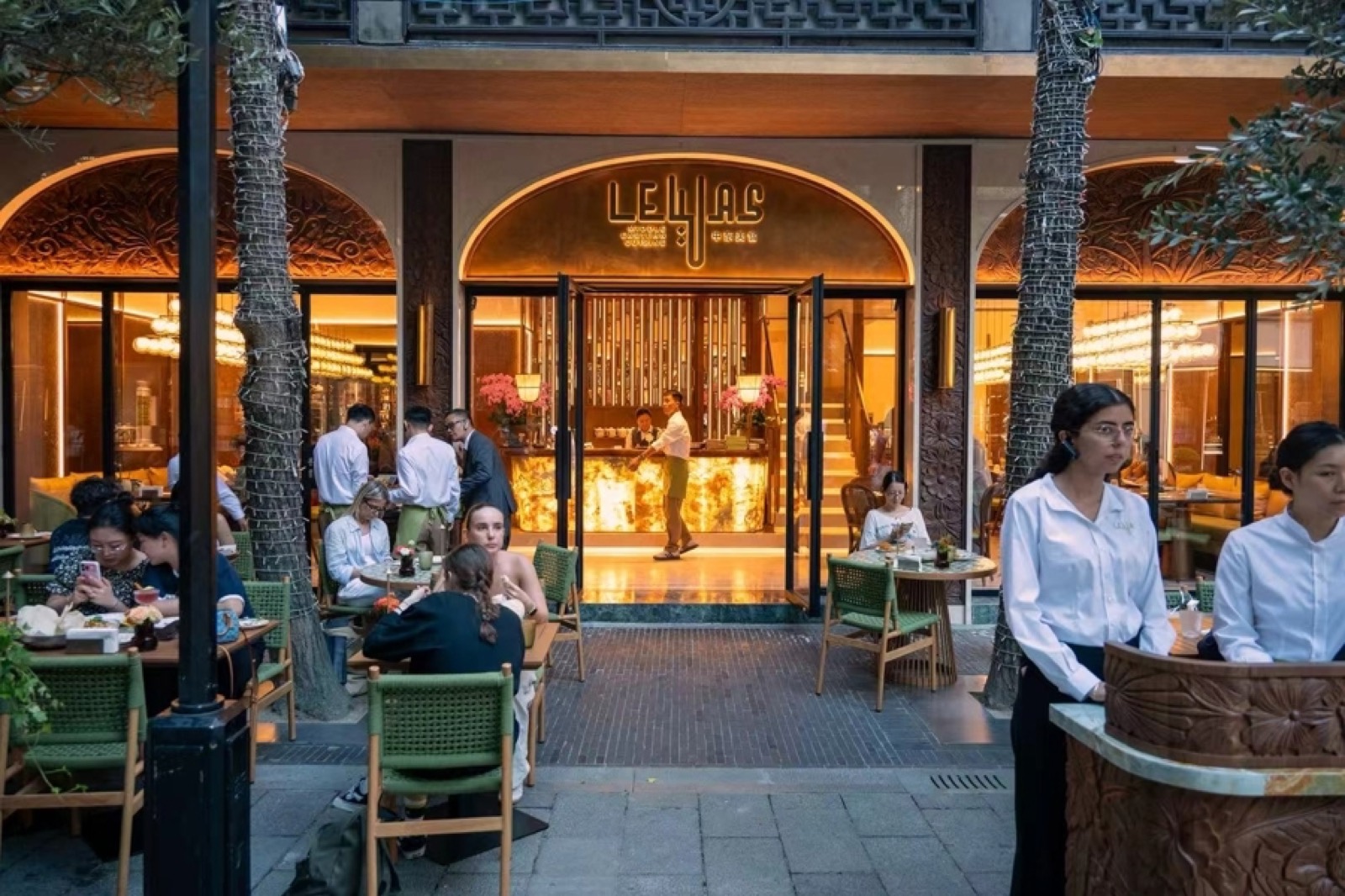 Leyas front terrace · The ground-floor arches and outdoor seats facing the Xintiandi plaza. ⓒLEYAS · Tencent News
