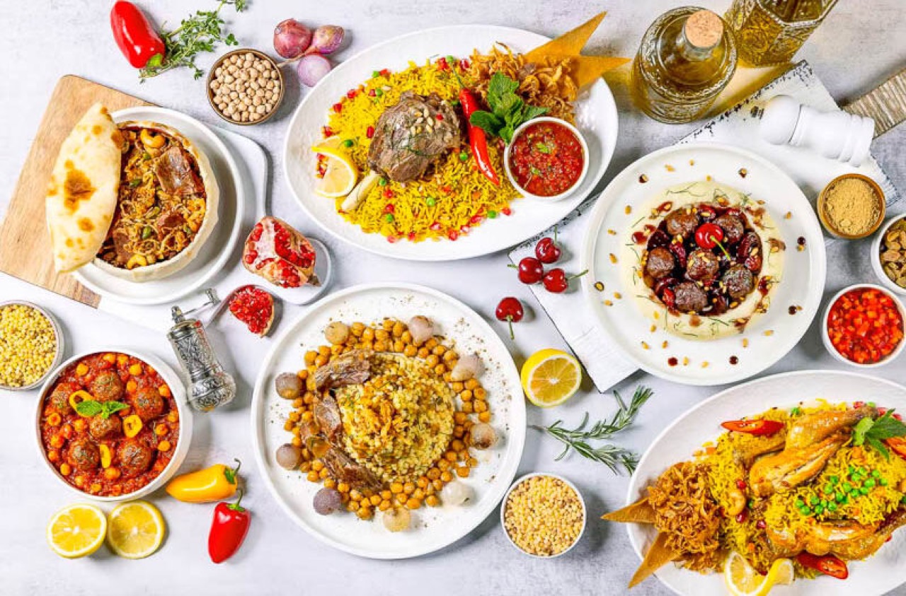 Large sharing plates · Lamb shank on saffron rice, whole fish and hummus. ⓒNOMFLUENCE