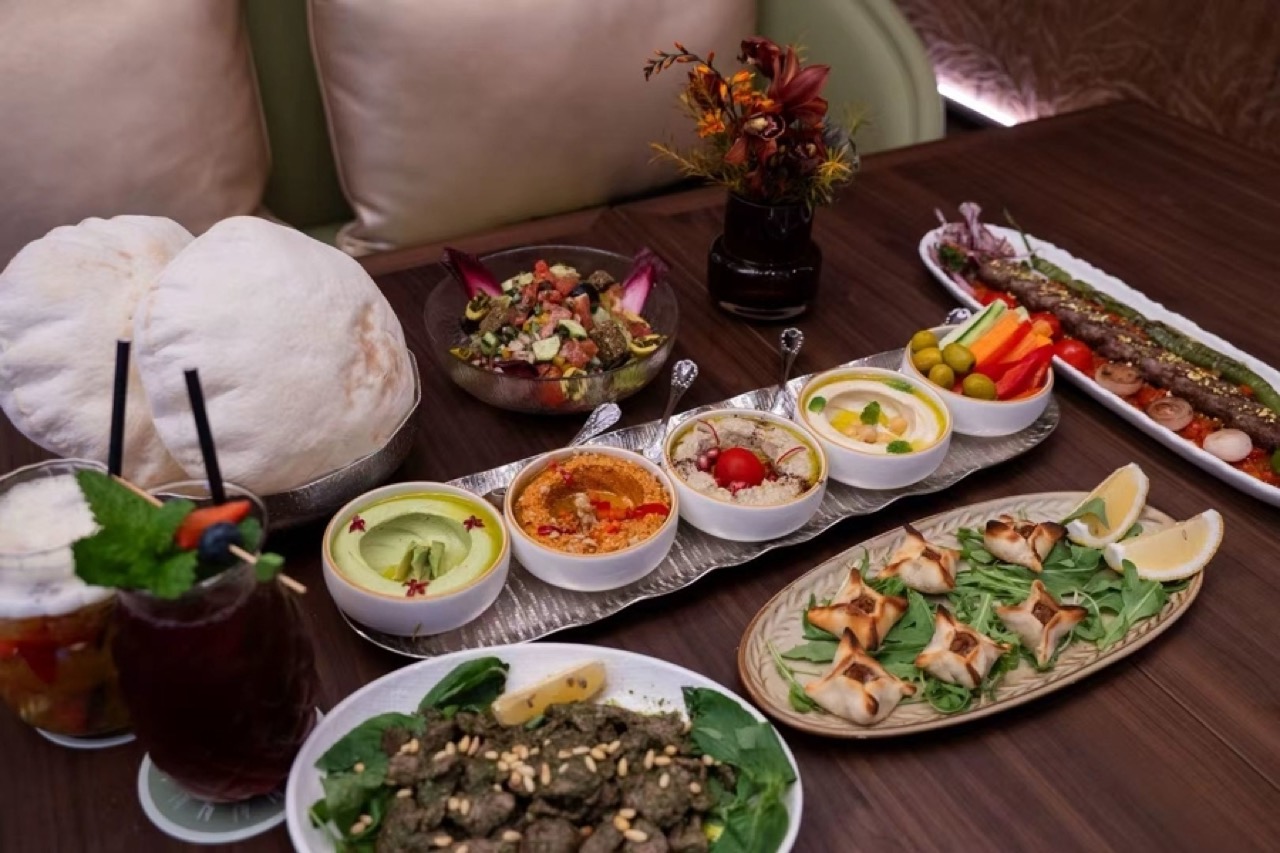 Mezze and puffed bread · Four dips, sambousek and stuffed vine leaves. The puffed bread is top left. ⓒLEYAS · Tencent News
