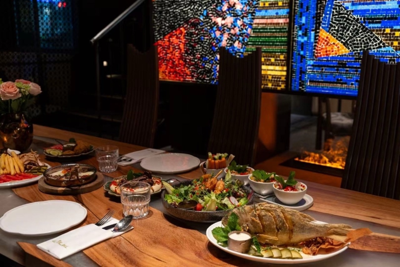 Group table under the stained glass · Whole fish and meat platters served in the middle of the table. ⓒLEYAS · Tencent News