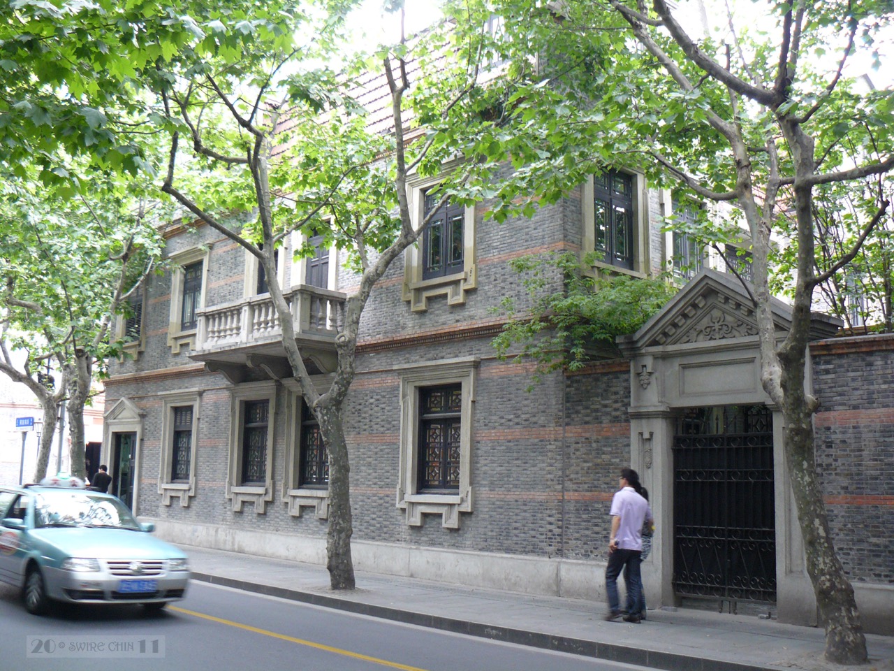 Shikumen building · A lane house in the Xintiandi area. The name comes from the stone door frame around the iron gate on the right. ⓒCan Pac Swire · Wikimedia Commons (CC BY-SA 2.0)
