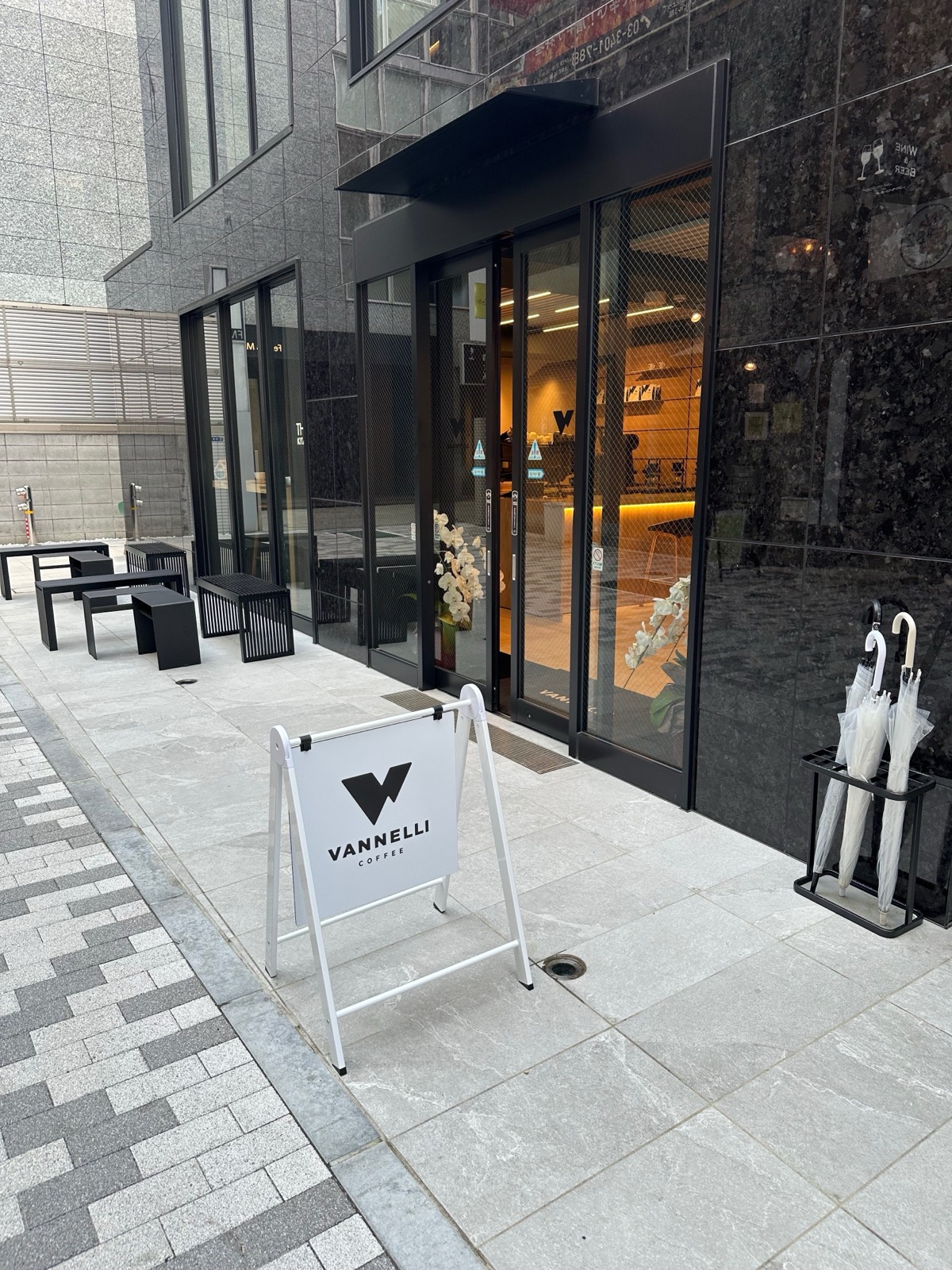 イタリアのブランドの1号店が東京である理由 · 2026年2月5日、東京・北青山に開いたVannelli Coffeeの世界初のフラッグシップ。18坪、18席。イタリアのロースティングチャンピオンの兄弟のブランドだが、最初の店はミラノでもローマでもなく表参道だった。ⓒTime Out Tokyo