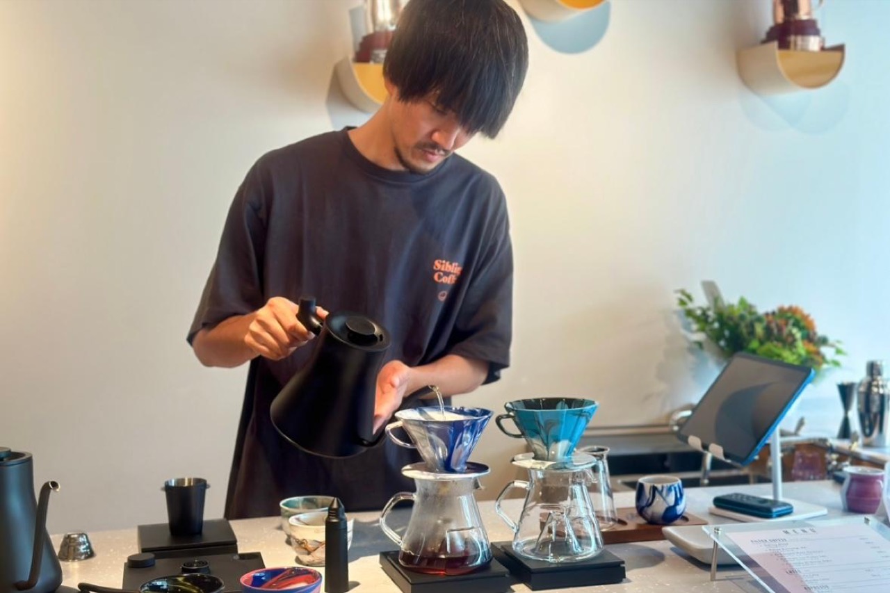 한 사람이 서는 바 · 자가배전 커피를 낸다. 라테와 필터를 한 사람이 번갈아 잡으면 시간당 처리량이 먼저 막힌다. ⓒYahoo!ニュース エキスパート · Kae