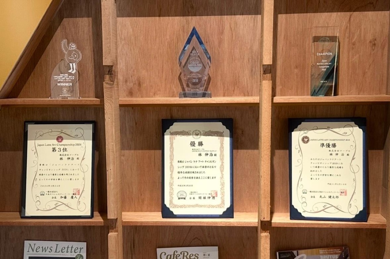 잔값에 안 얹히는 이력 · 점내에 그동안 받은 트로피와 표창장을 걸어 뒀다. 같은 이력이 수업료에서는 값을 받쳐 준다. ⓒYahoo!ニュース エキスパート · Kae