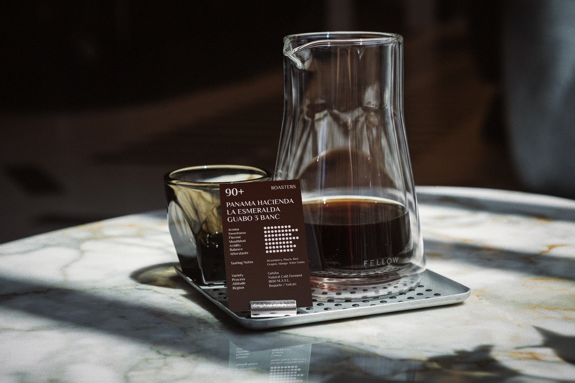 잔 옆에 카드가 선다 · 카드에 '90+ PANAMA HACIENDA LA ESMERALDA GUABO 5 BANC · Natural Cold Fermented · 1800 M.A.S.L'이 적혀 있다. ⓒTime Out Hong Kong