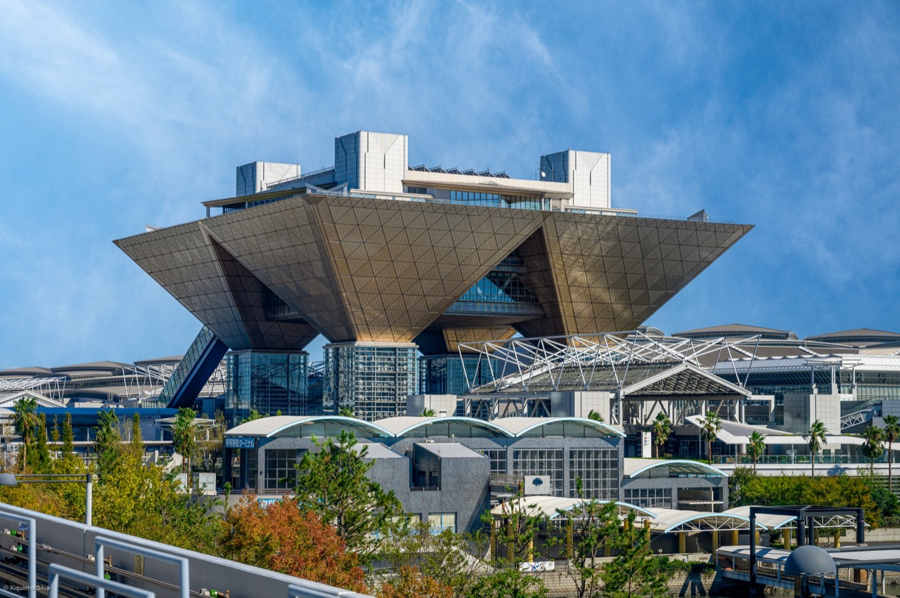 公演のない日 · 有明は展示場とマンションが混ざる埋立地である。昼の客はチケットに関係なくやって来る。ⓒWikimedia Commons