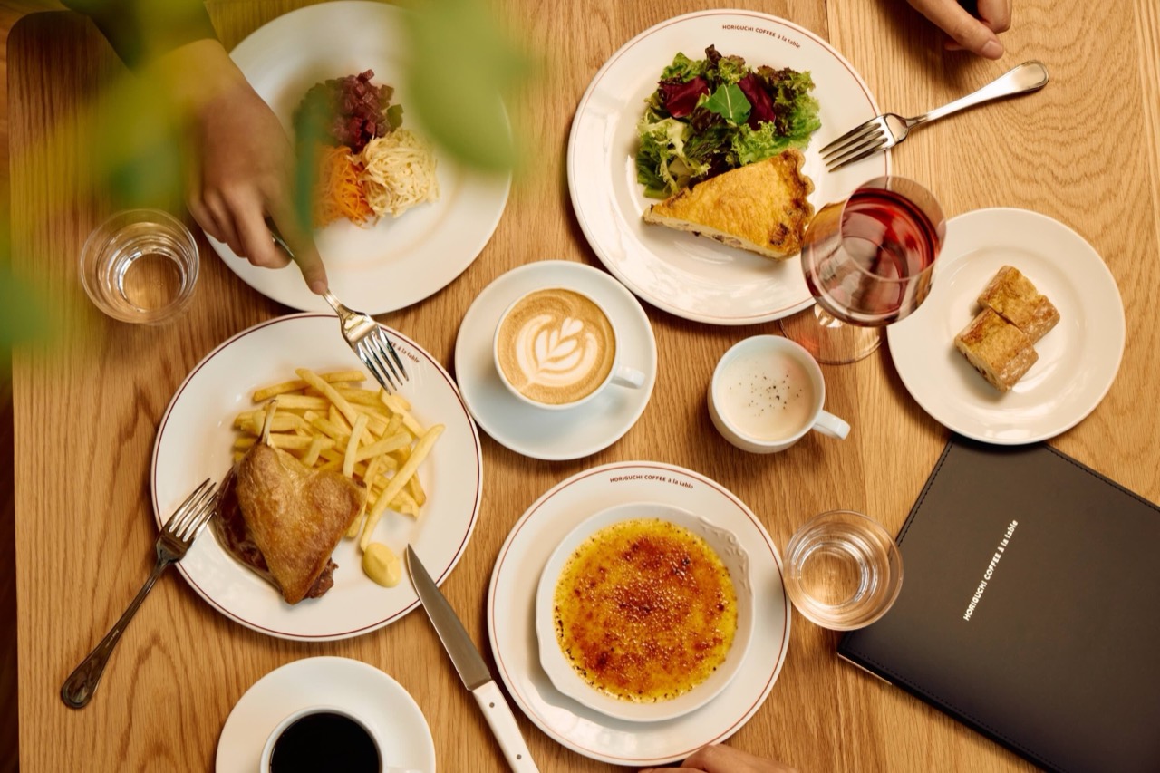食卓の上のロースター · à la tableという店名は、食卓の上に堀口珈琲があるという意味で付けられた。ⓒ堀口珈琲 / PR TIMES