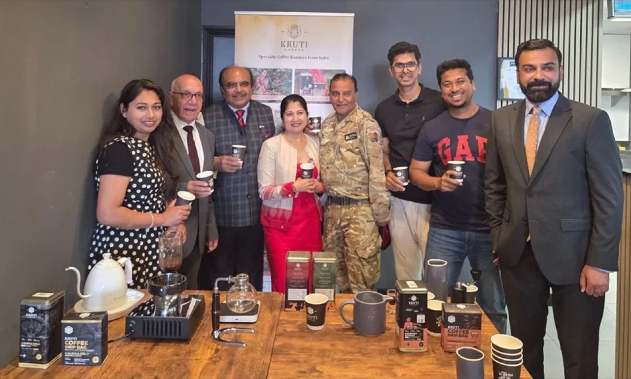 初の海外店舗 · トゥーティングに開いたKruti Coffee。インドの外に立てた最初のカウンター。©Kruti Coffee · Prameya News掲載分