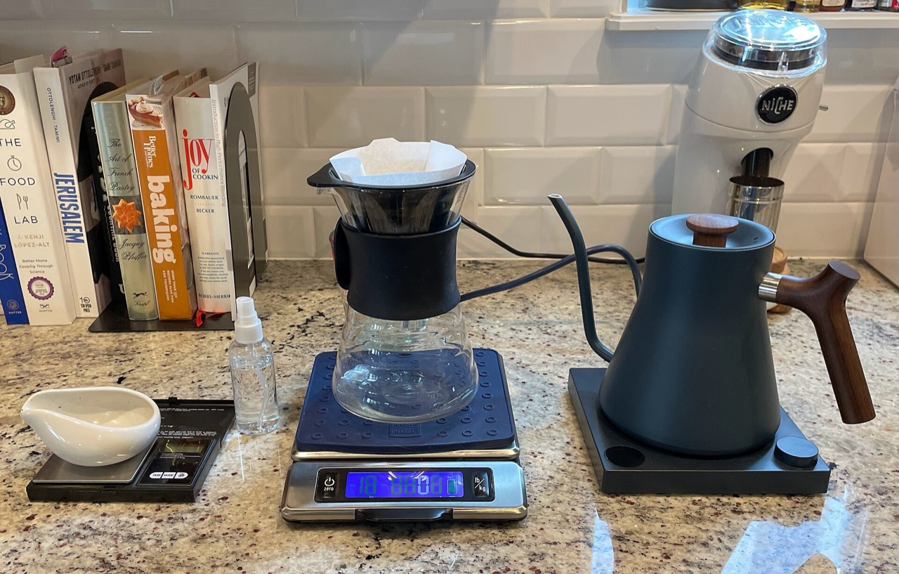 1杯に3分 · ローテーションのドリップは豆を替えながら1杯ずつ落とす。手が縛られる時間が、そのまま原価になる。©Cerebral726 · CC BY-SA 4.0 · Wikimedia Commons