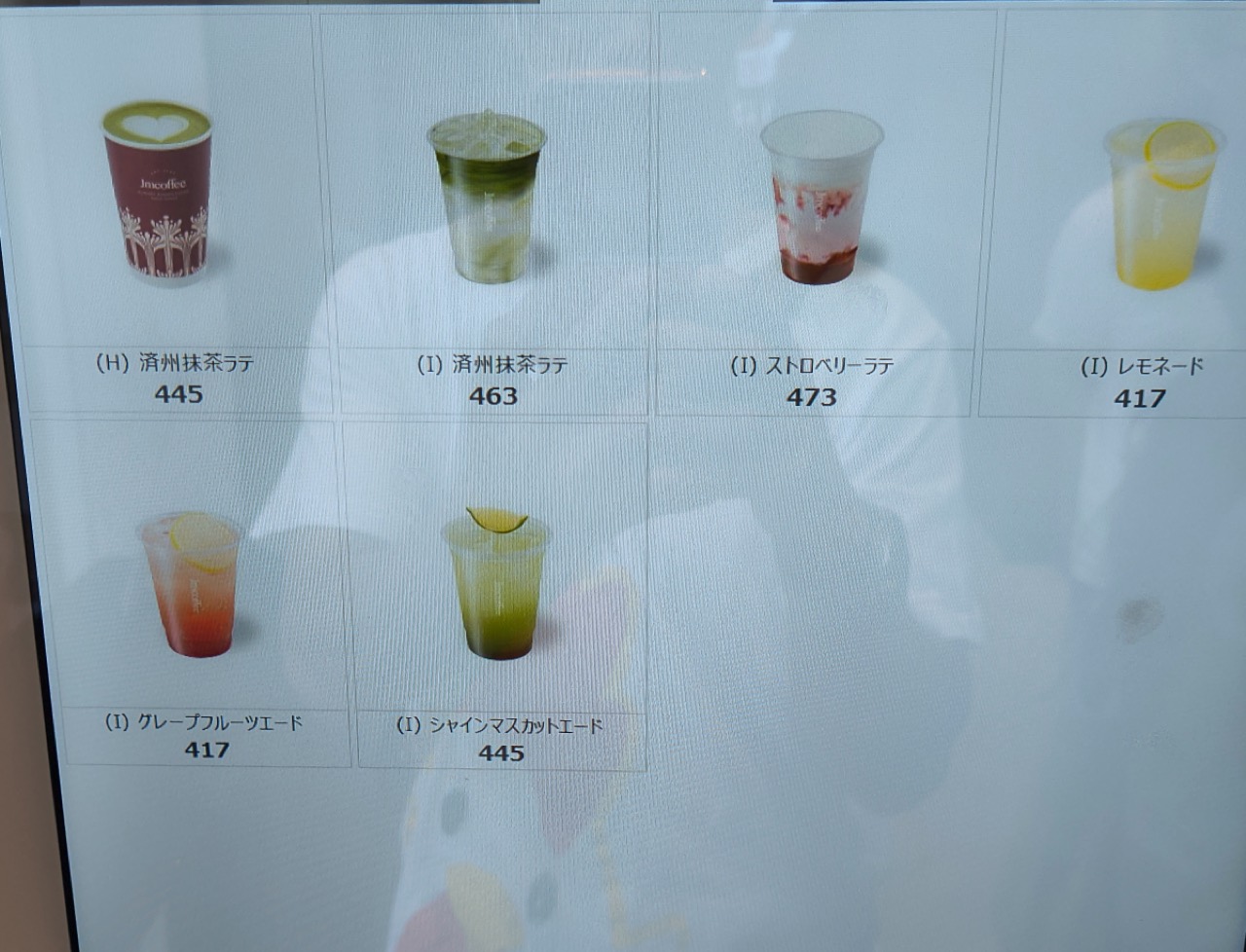 커피가 아닌 줄 · 제주 말차 라테 445·463엔, 딸기 라테 473엔, 레모네이드와 자몽 에이드 417엔, 샤인머스캣 에이드 445엔. ⓒロケットニュース24