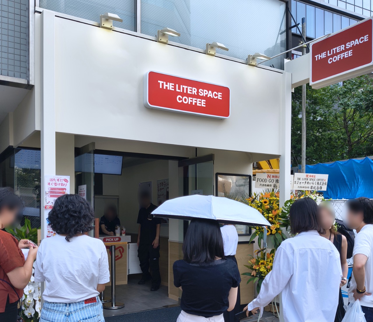 1리터를 파는 줄 · 8월 20일 고탄다에 문을 연 THE LITER SPACE COFFEE. 아메리카노가 250엔이고 큰 사이즈는 1리터다. ⓒロケットニュース24