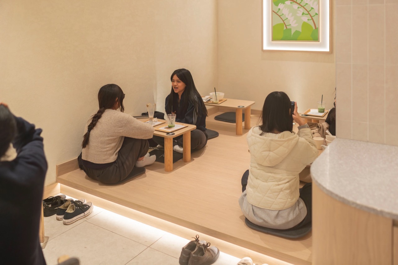 신발을 벗는 자리 · 단 밑선에 간접등을 넣어 벗어 둔 신발까지 조명을 받는다. ⓒYusuke Oba · Broadsheet