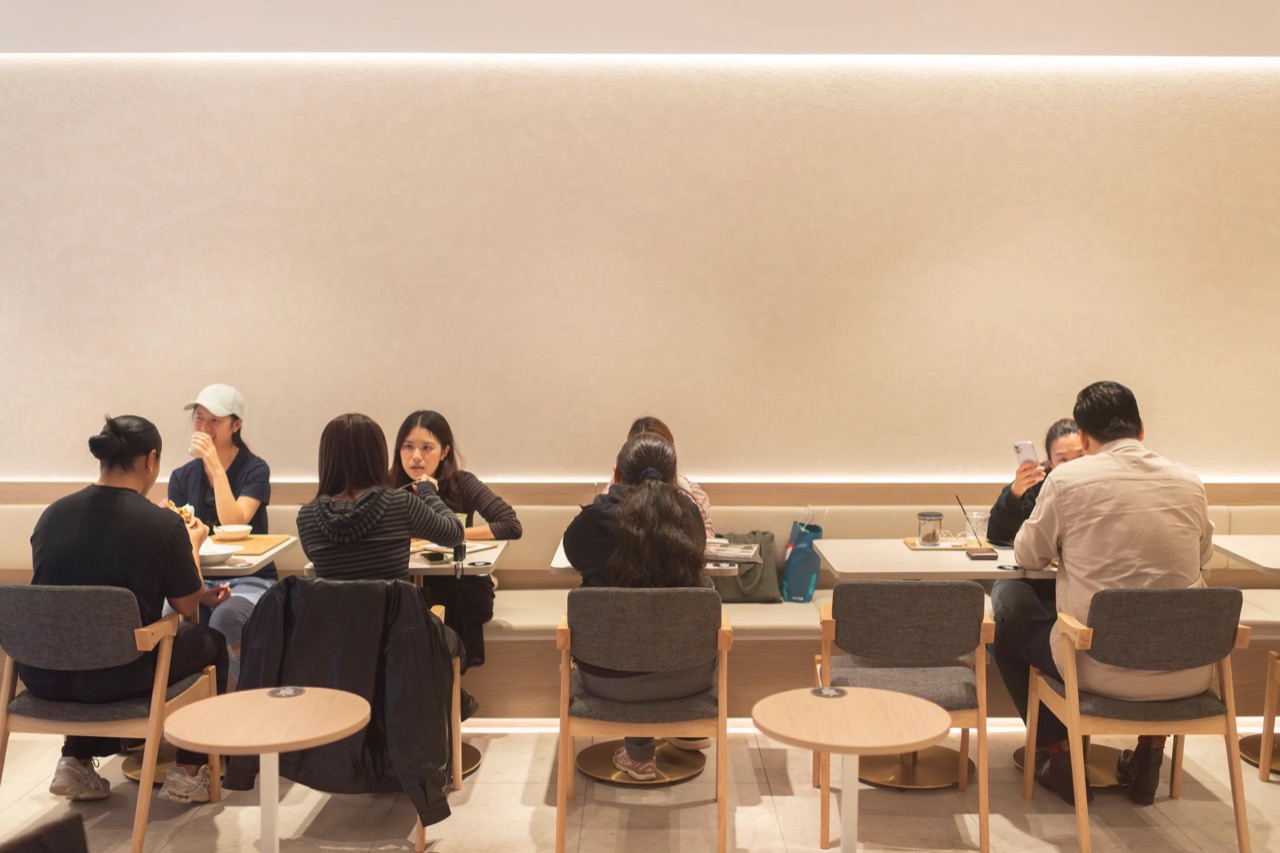 벤치와 원형 소반 · 벽 벤치는 테이블을 작게 붙여 1인 손님을 받는다. ⓒYusuke Oba · Broadsheet