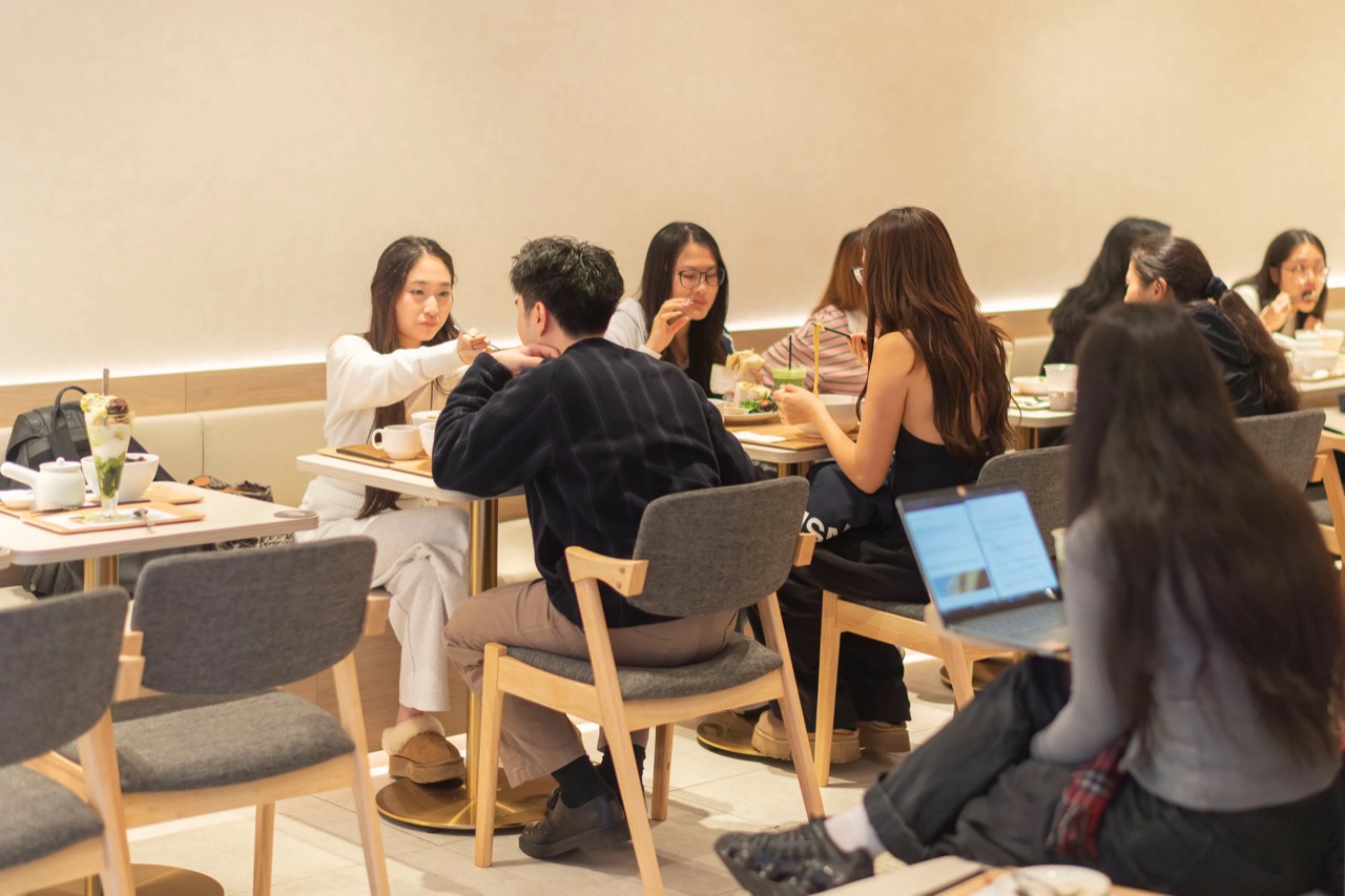 같은 홀, 다른 목적 · 밥을 먹는 손님과 노트북을 편 손님이 섞여 있다. ⓒYusuke Oba · Broadsheet