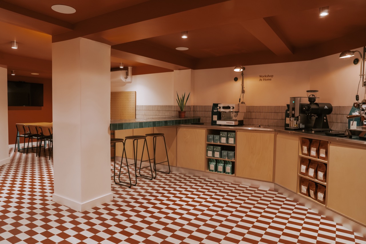 지하는 색을 뒤집었다 · 천장을 붉게 칠하고 자작 합판 카운터를 둘렀다. 벽 글씨는 Workshop At Home. ⓒWorkshop Coffee