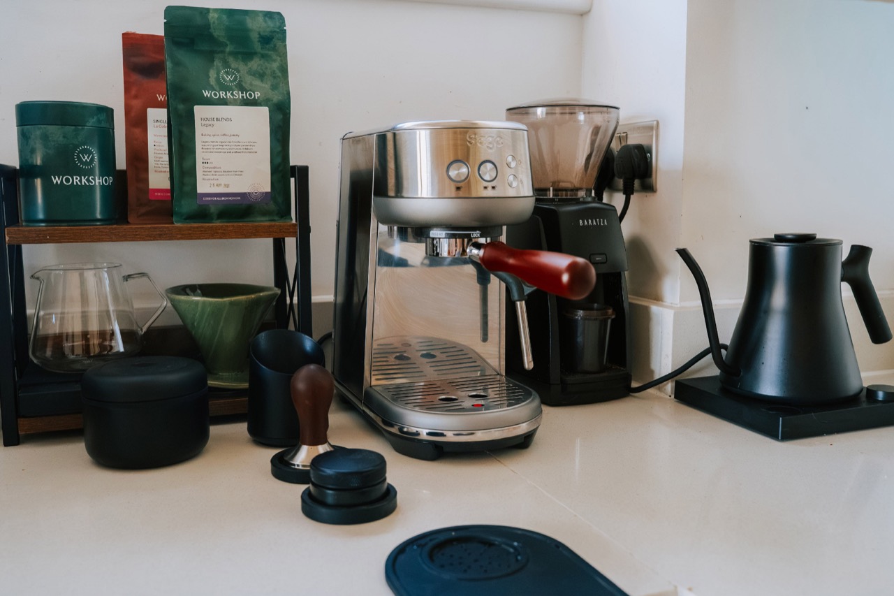집에서 쓰는 장비 · 가정용 머신과 그라인더, 주전자. 뒤 선반에 원두 봉지 셋. ⓒWorkshop Coffee