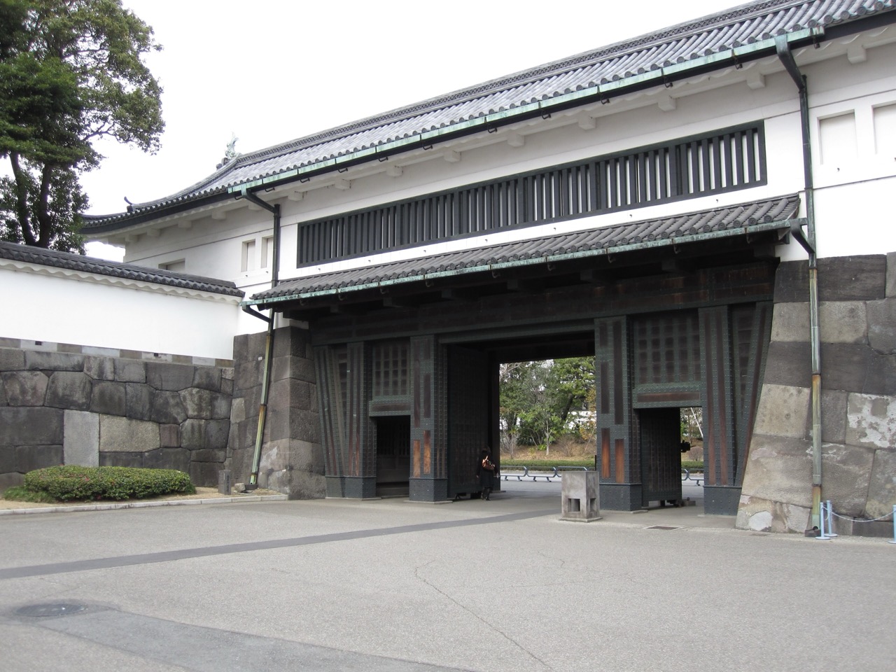 오테몬 · 동원의 정문. 이 문 안쪽 왼편에 새 휴게소가 들어선다. ⓒReggaeman · Wikimedia Commons (CC BY-SA 3.0)