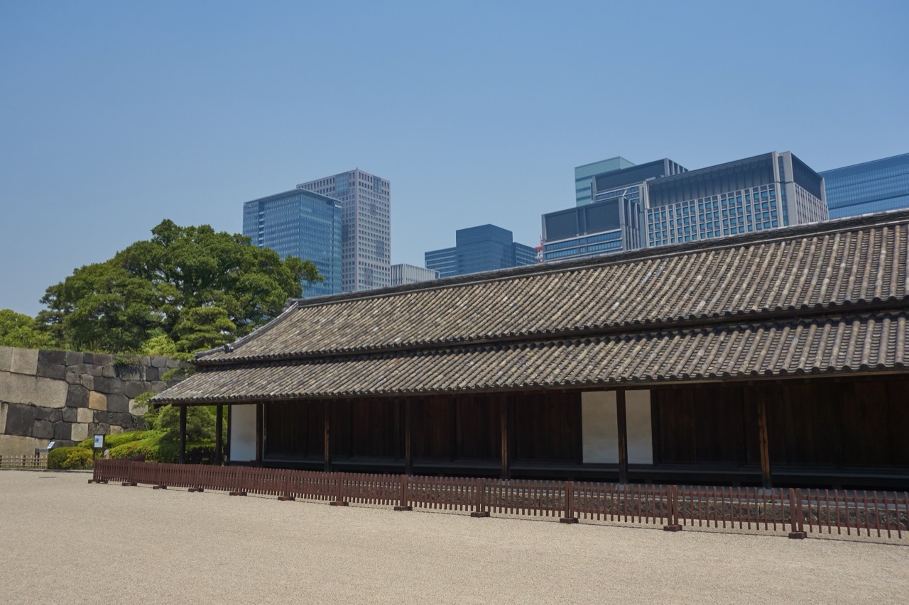 햐쿠닌반쇼 · 에도성 경비대가 쓰던 긴 목조 건물. 지붕 뒤로 마루노우치 사무실 건물이 겹친다. ⓒCeluici · Wikimedia Commons (CC BY-SA 3.0)