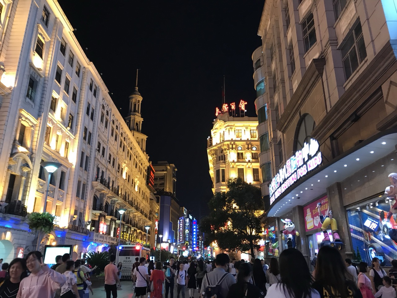 그 앞 세대의 자리 · 상하이 난징둥루의 밤. 옛 백화점과 네온 간판이 지금도 이 거리의 얼굴이다. ⓒそらみみ · Wikimedia Commons (CC BY-SA 4.0)